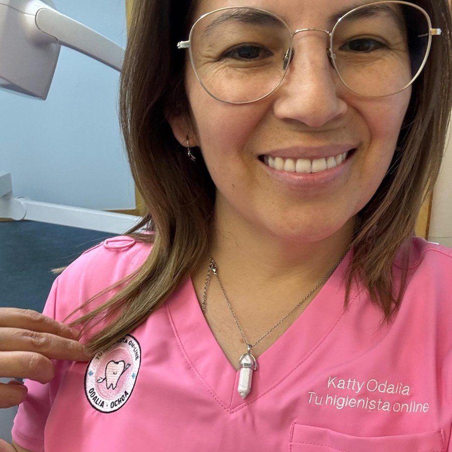 Katty Ochoa en la clínica, con uniforme rosa